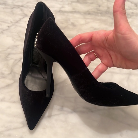 Zara velvet pumps. Never worn, brand new! I wear 6.5-7, these fit like a 7 - Picture 3 of 4